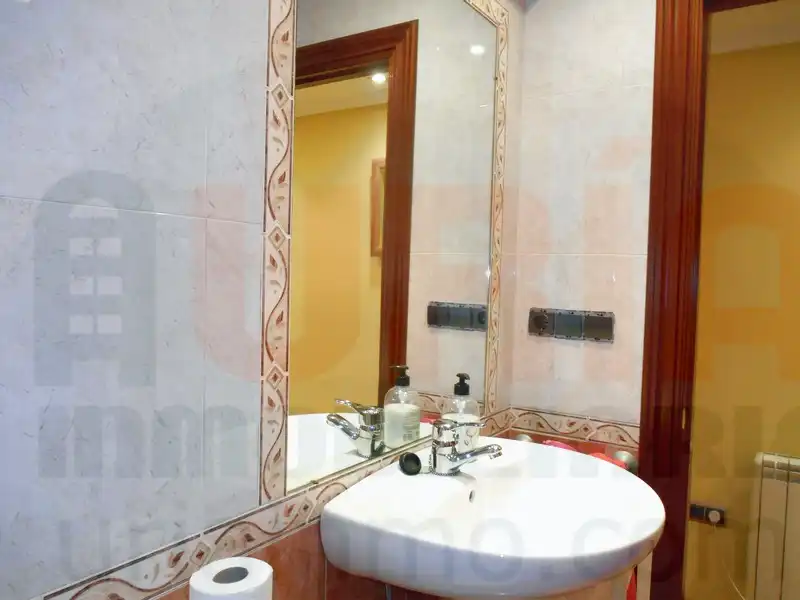 Baño de Piso en venta en Oviedo  con Calefacción, Trastero y Amueblado
