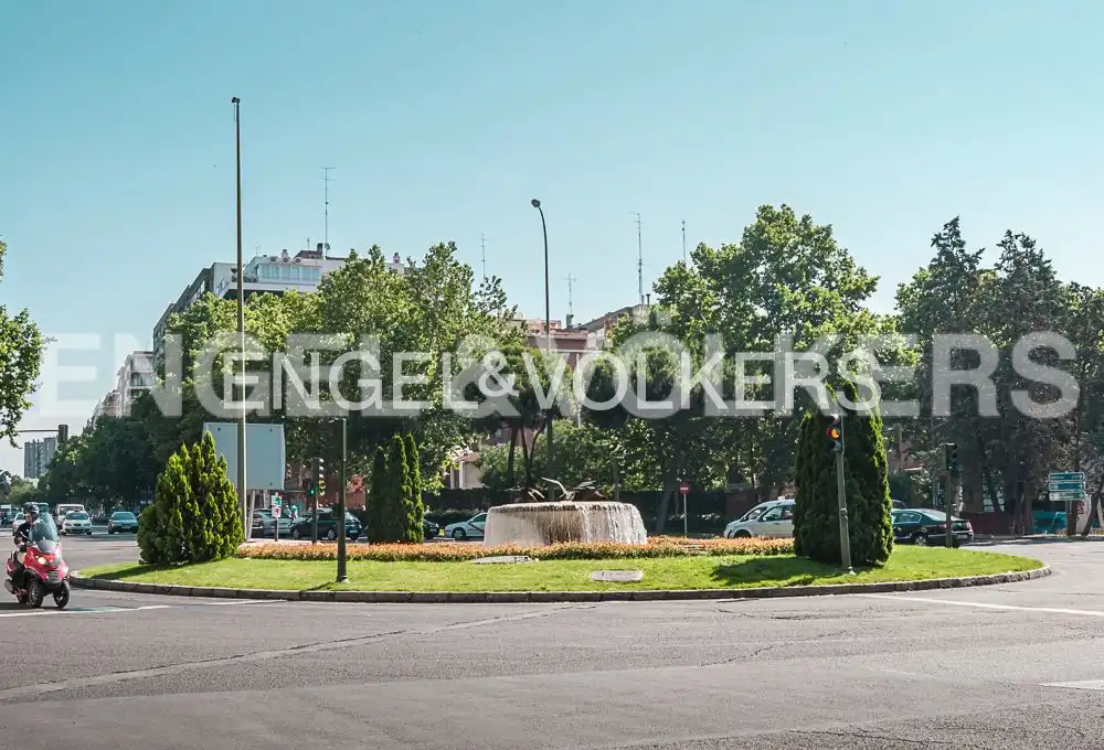 Vista exterior de Casa o xalet en venda en Madrid amb Calefacció, Jardí privat i Balcó