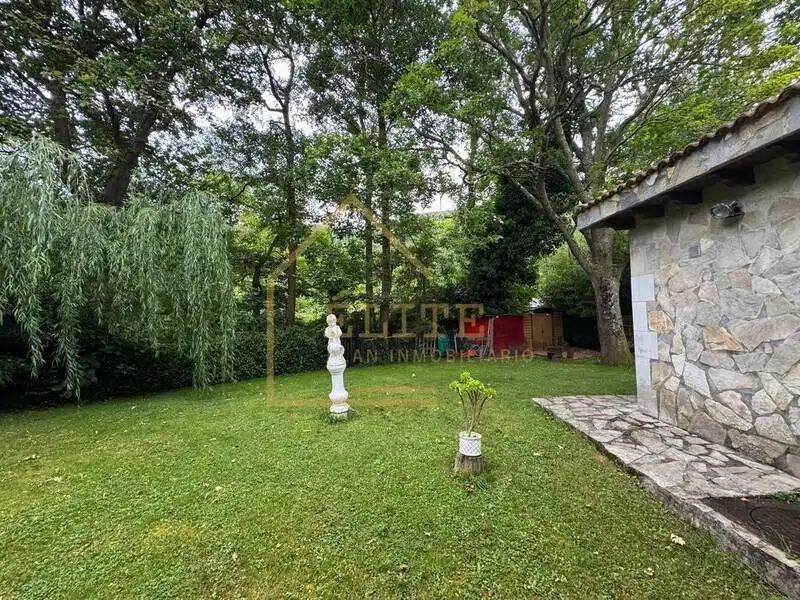 Garden of Houses for sale in Castro-Urdiales  with Air Conditioner, Heating and Storage room
