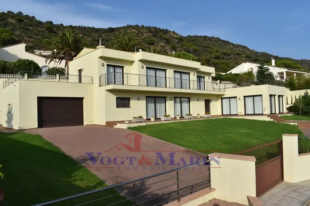Casa amb terrassa en venda a Carrer Xaloc
