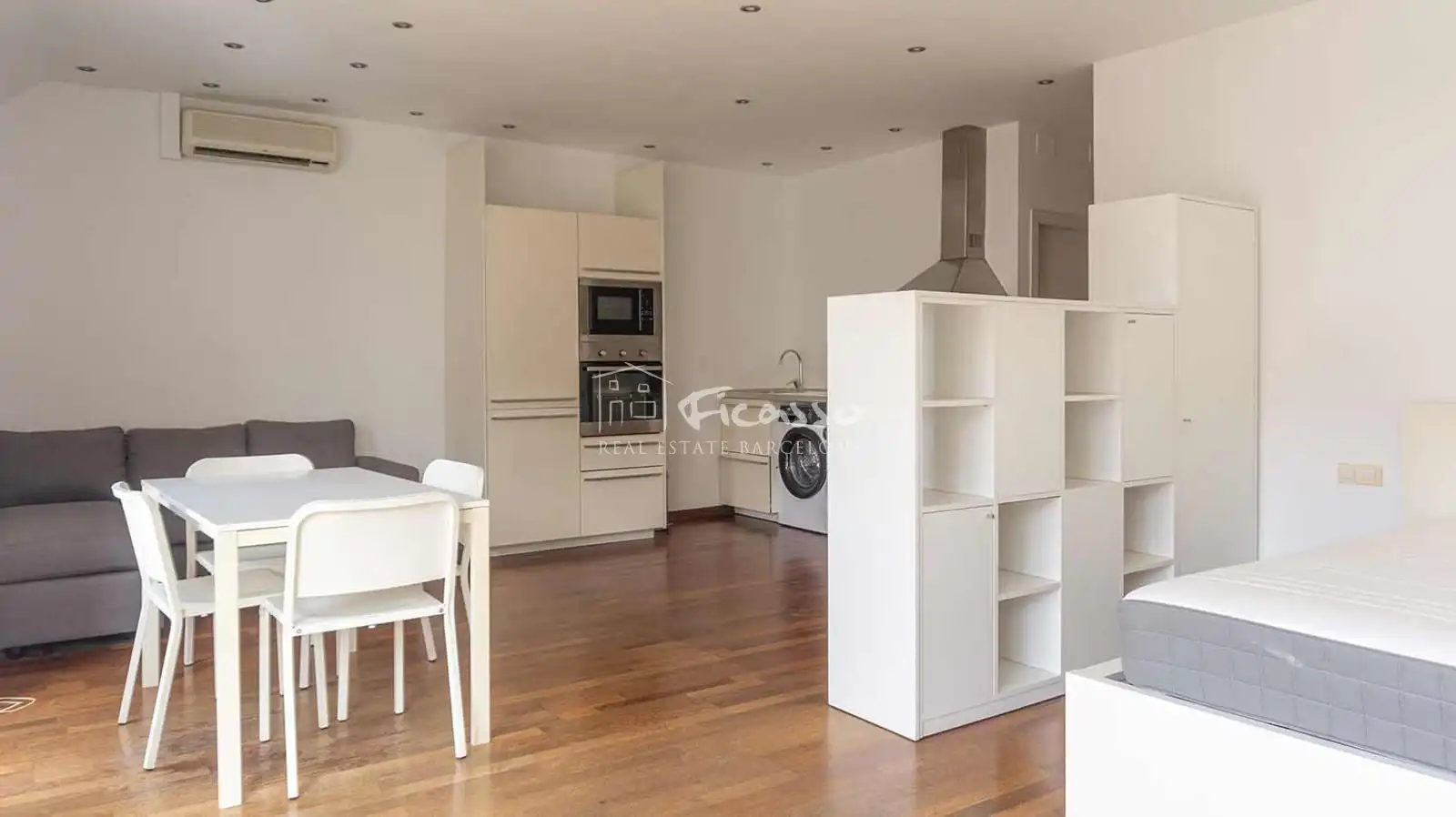 Exterior view of Attic for rent in Barcelona  with Air Conditioner, Heating and Parquet flooring