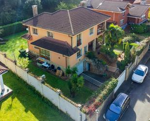 Vista exterior de Casa o xalet en venda en Oviedo  amb Calefacció, Jardí privat i Terrassa