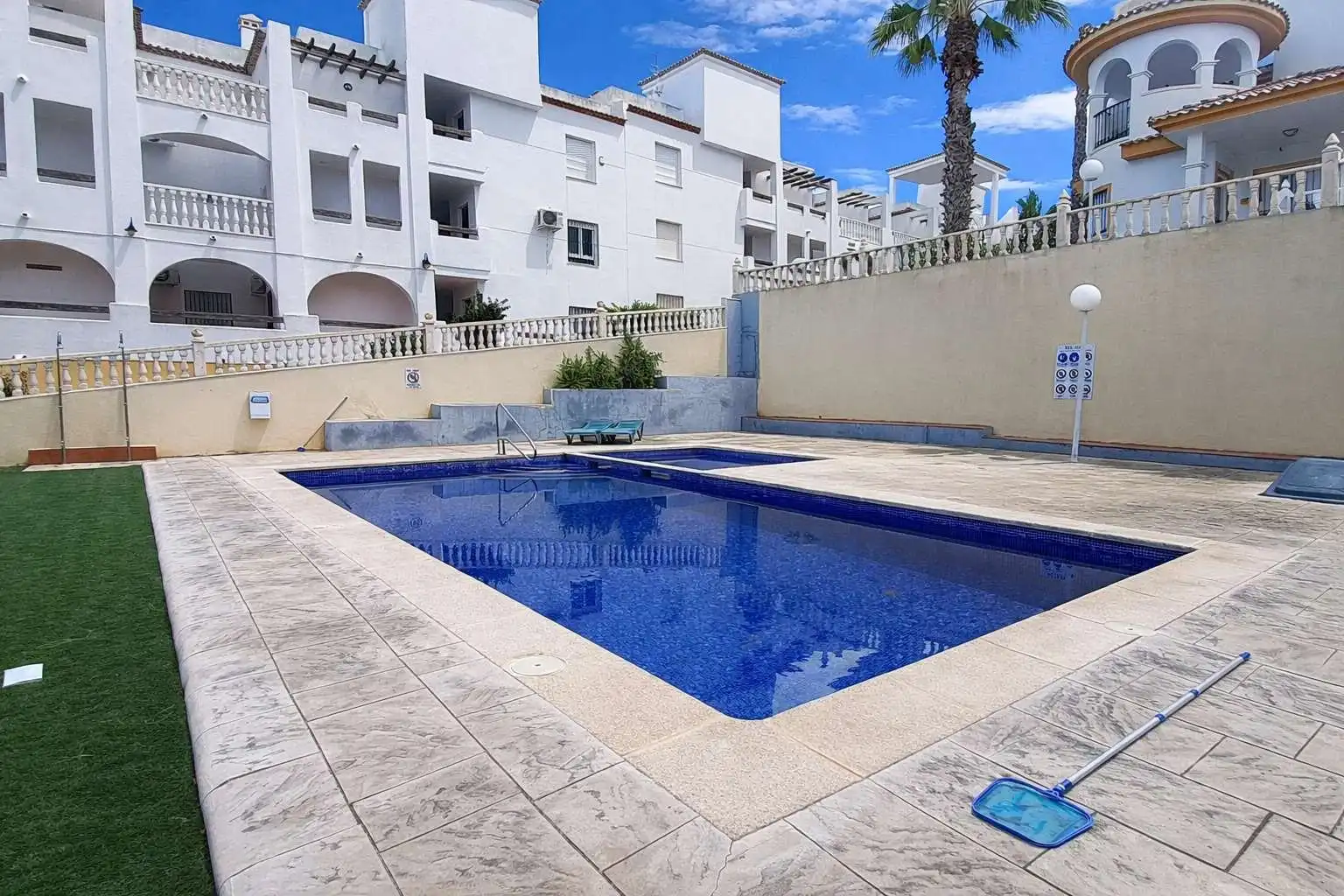 Piscina de Apartament en venda en Orihuela amb Jardí privat, Moblat i Balcó