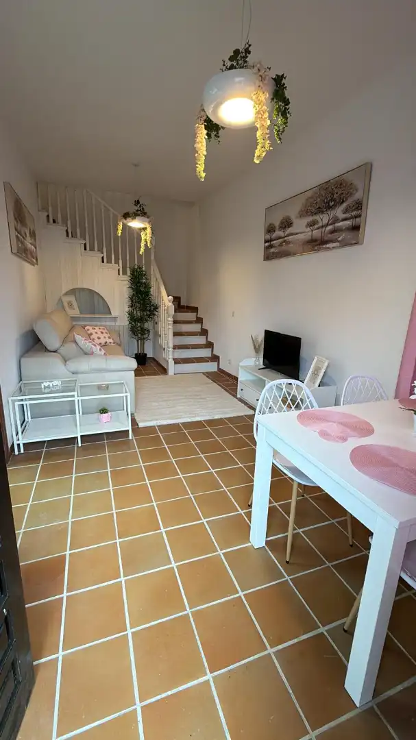 Sala de estar de Casa o chalet en venta en Navamorcuende con Calefacción, Terraza y Amueblado
