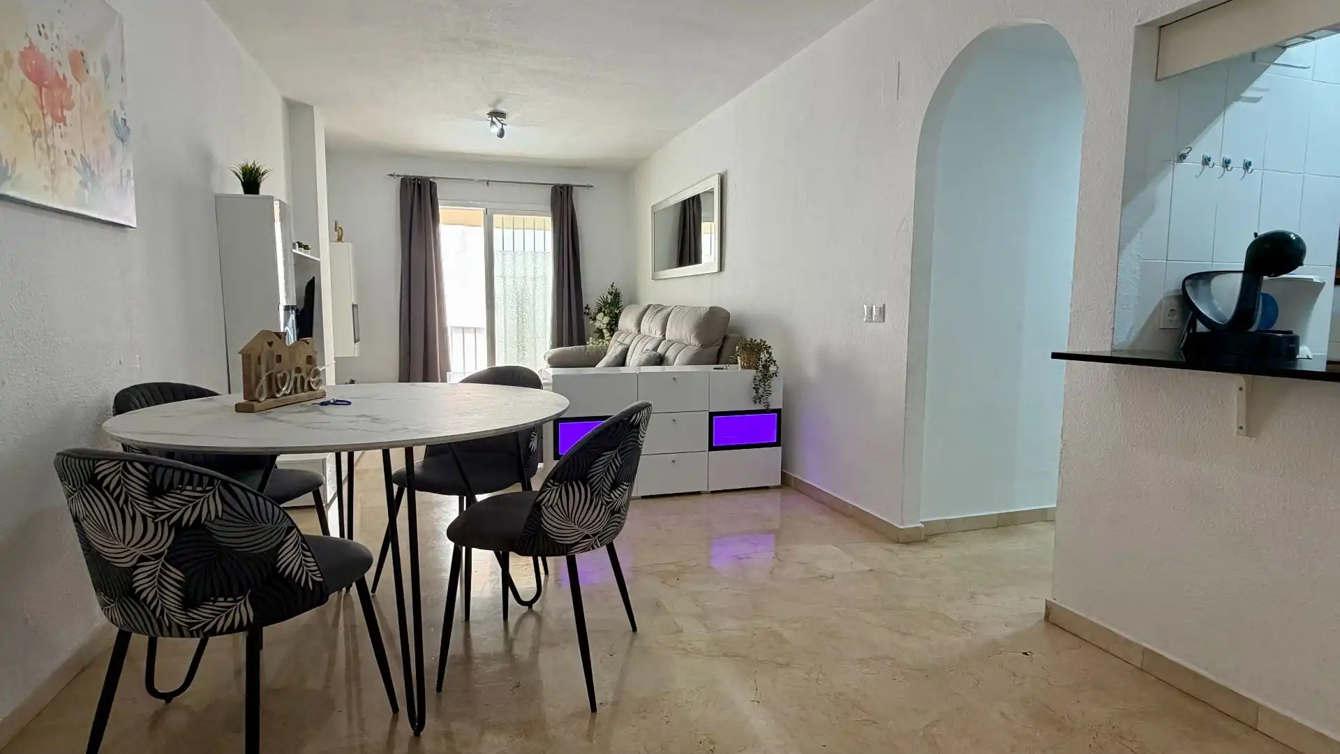 Sala de estar de Apartamento de alquiler en Benalmádena con Aire acondicionado, Calefacción y Terraza