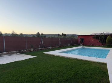 Casa rústica amb piscina en venda a Zona de la Vega