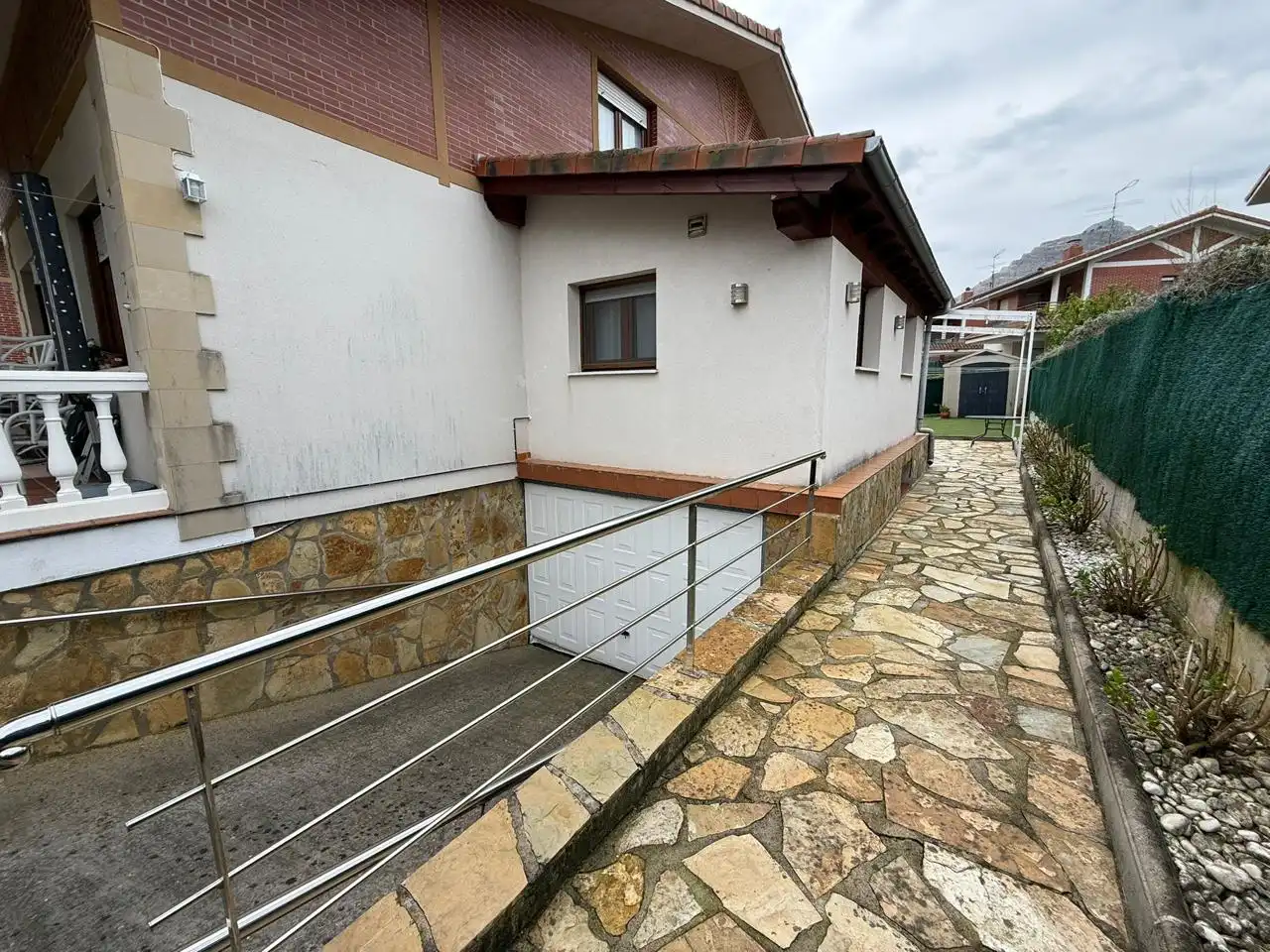 Vista exterior de Casa o chalet en venta en Castro-Urdiales con Calefacción, Jardín privado y Terraza