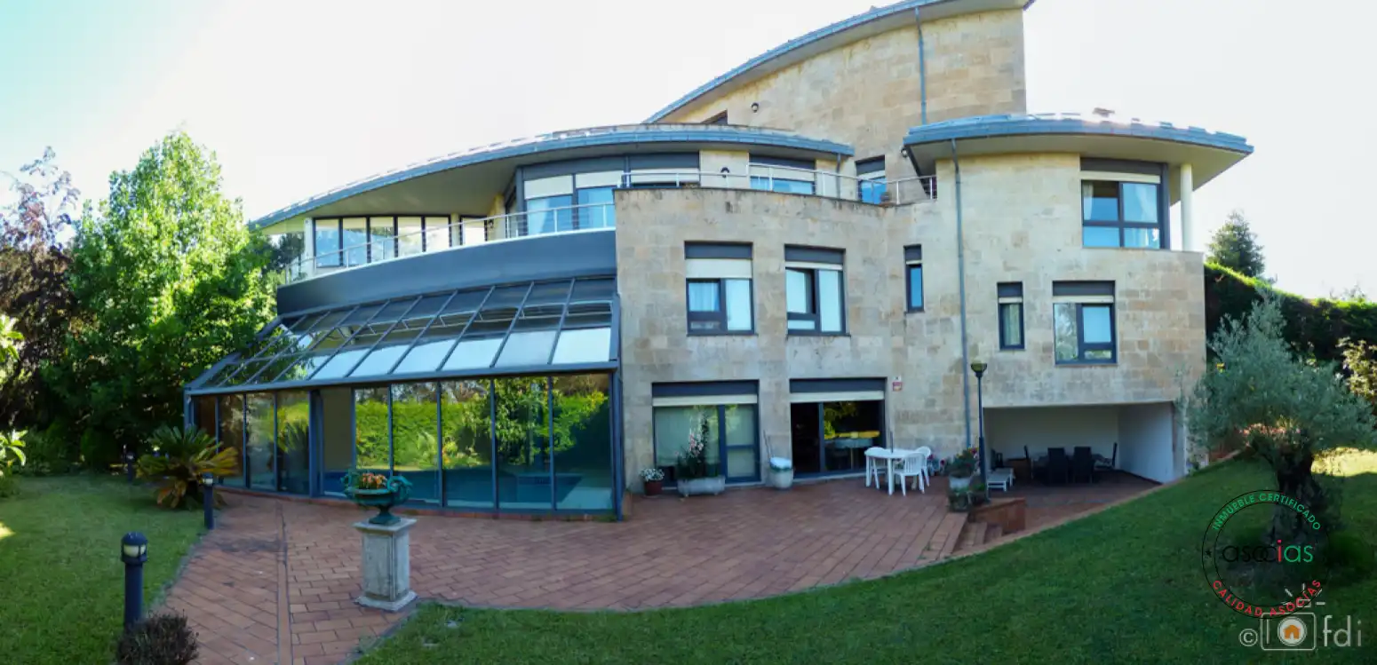 Vista exterior de Casa o xalet en venda en Oviedo  amb Calefacció, Jardí privat i Parquet