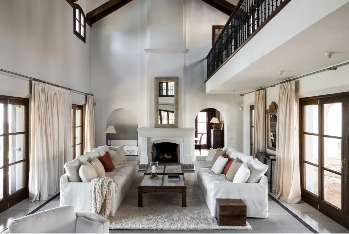 Living room of Detached homes for sale in Benahavís  with Air Conditioner, Terrace and Jacuzzi