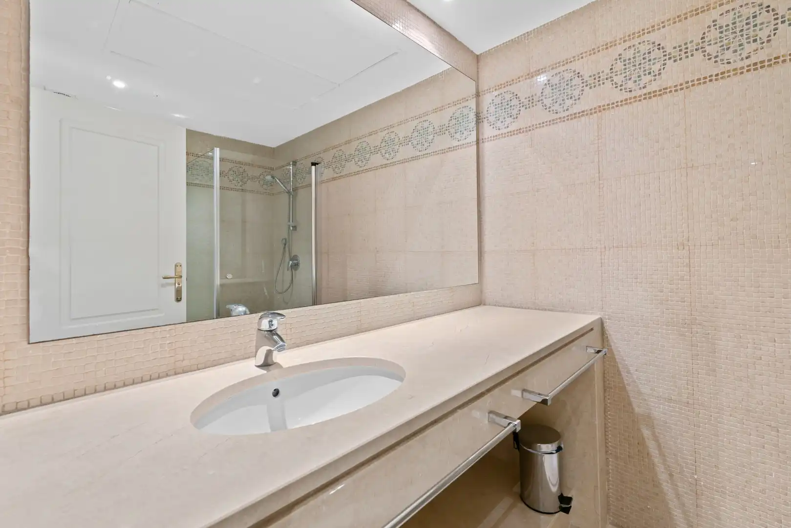 Badezimmer von Erdgeschoss zum Verkauf in Benahavís mit Klimaanlage, Terrasse und Abstellraum