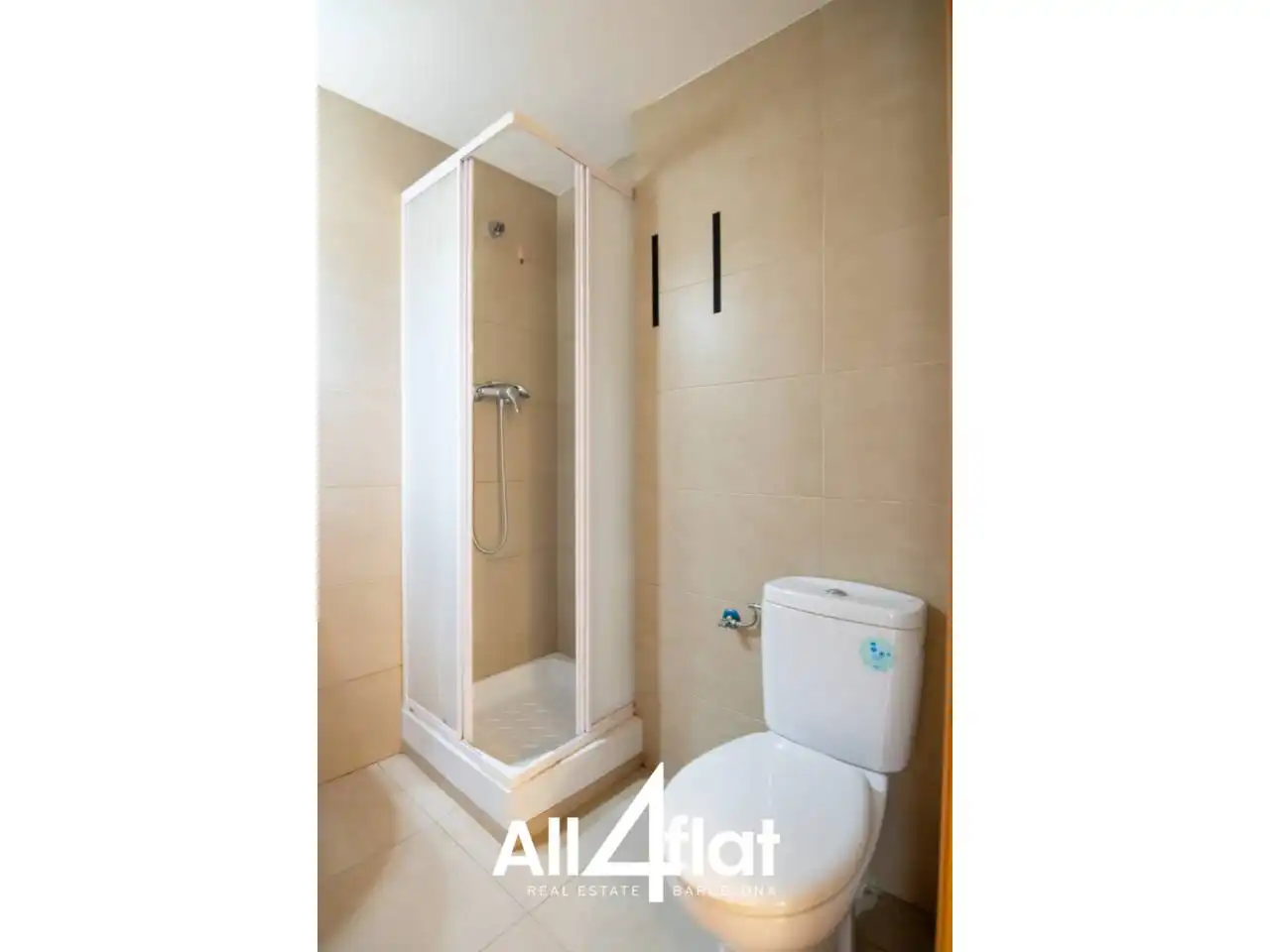 Baño de Piso de alquiler en Barcelona con Parquet, Terraza y Amueblado