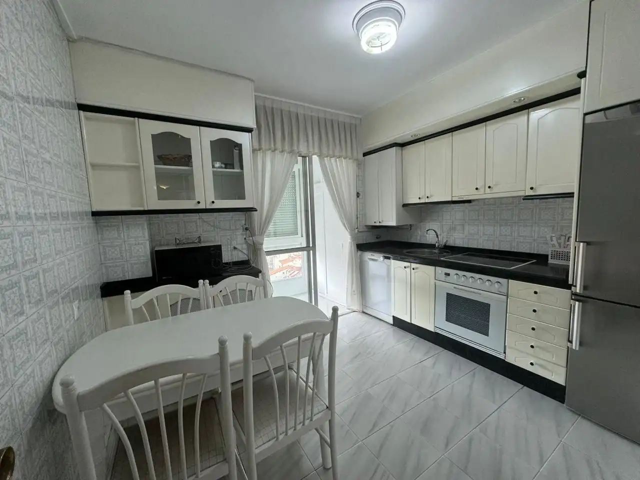 Kitchen of Flat for share in Ourense Capital   with Heating, Parquet flooring and Furnished