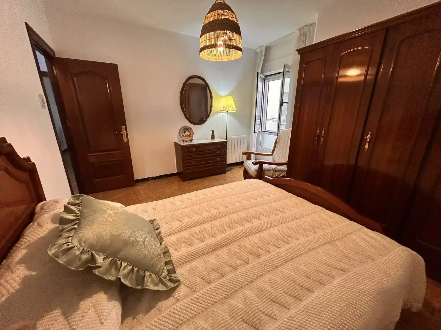 Habitación de Piso para compartir en Gijón  con Parquet, Trastero y Amueblado