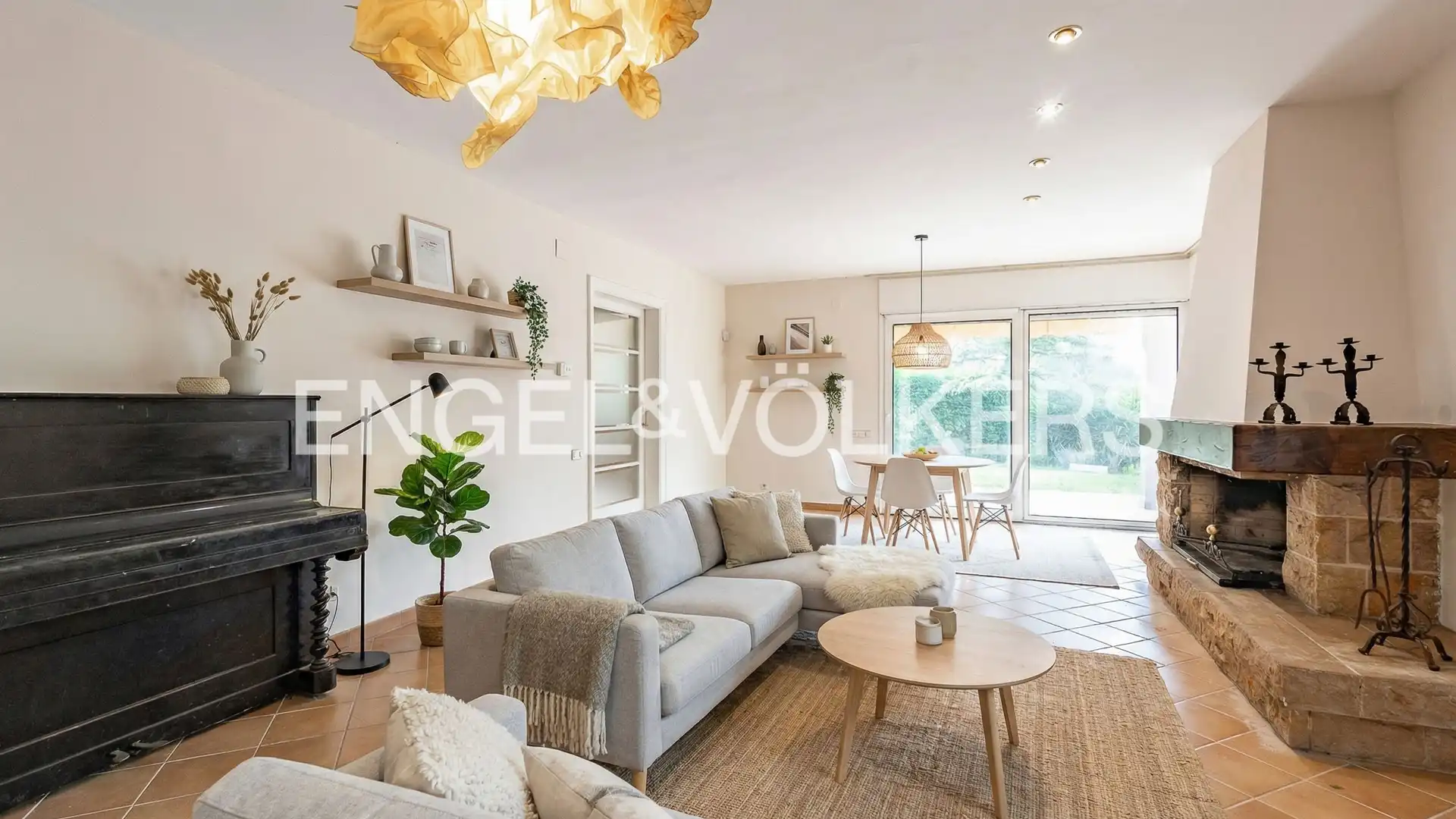 Sala d'estar de Casa o xalet en venda en Cerdanyola del Vallès amb Calefacció, Jardí privat i Terrassa