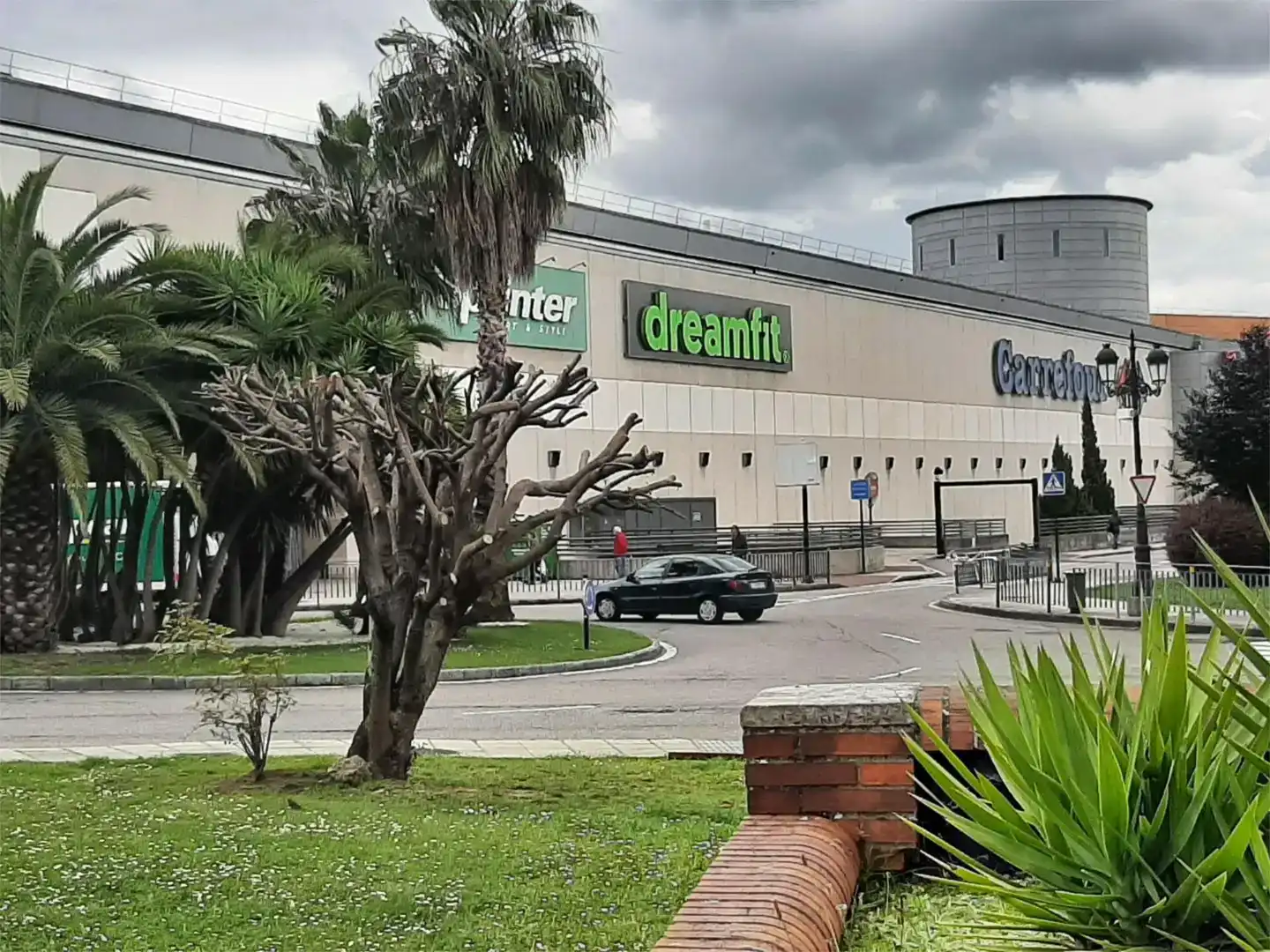 Vista exterior de Local de lloguer en Oviedo  amb Aire condicionat