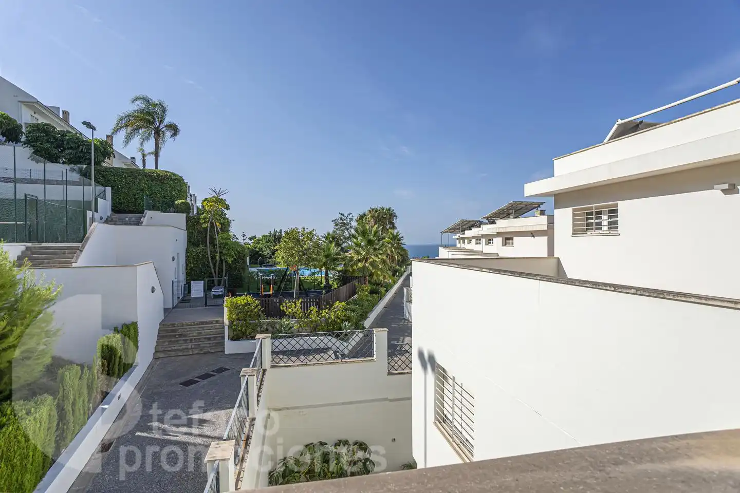 Vista exterior de Casa adosada en venda en Málaga amb Aire condicionat, Jardí privat i Parquet