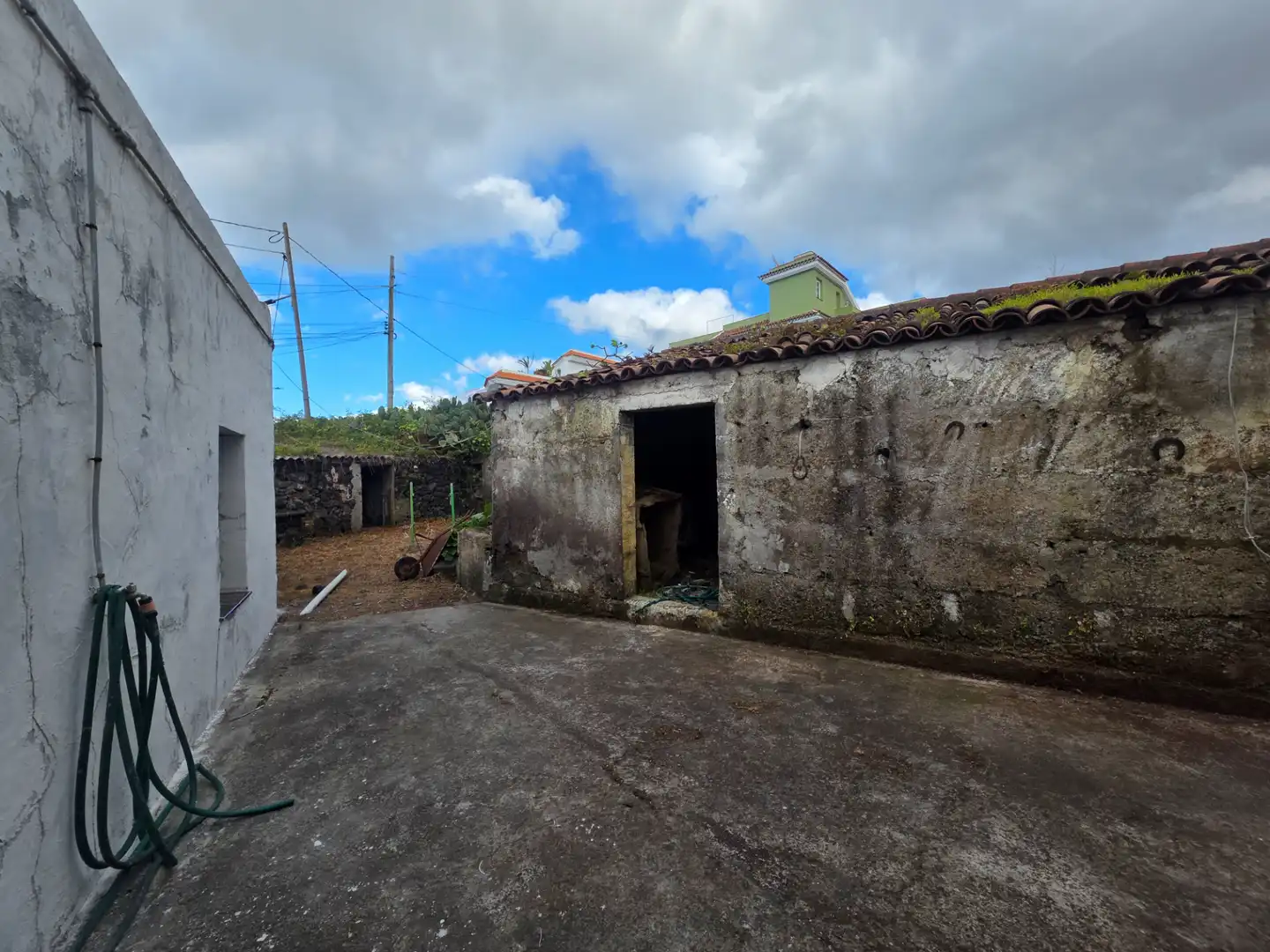 Vista exterior de Casa o xalet en venda en El Tanque amb Jardí privat i Moblat