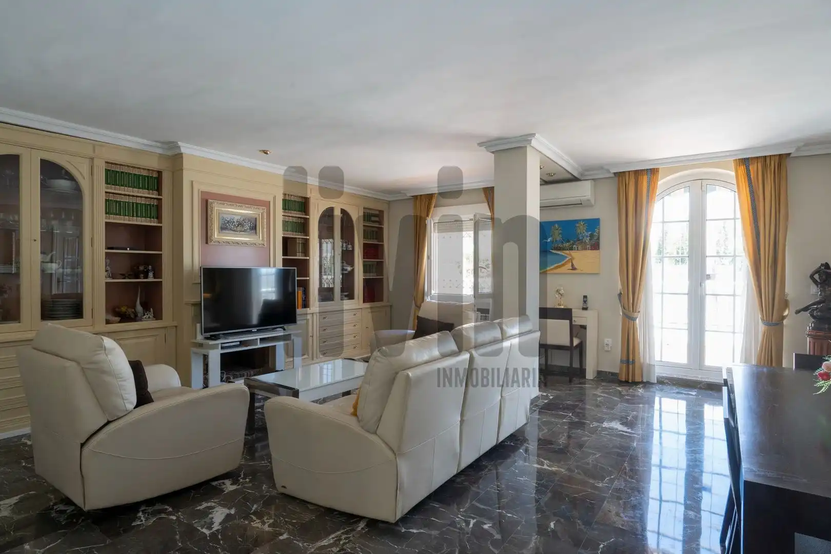 Sala d'estar de Casa adosada en venda en Jaén amb Aire condicionat, Calefacció i Jardí privat