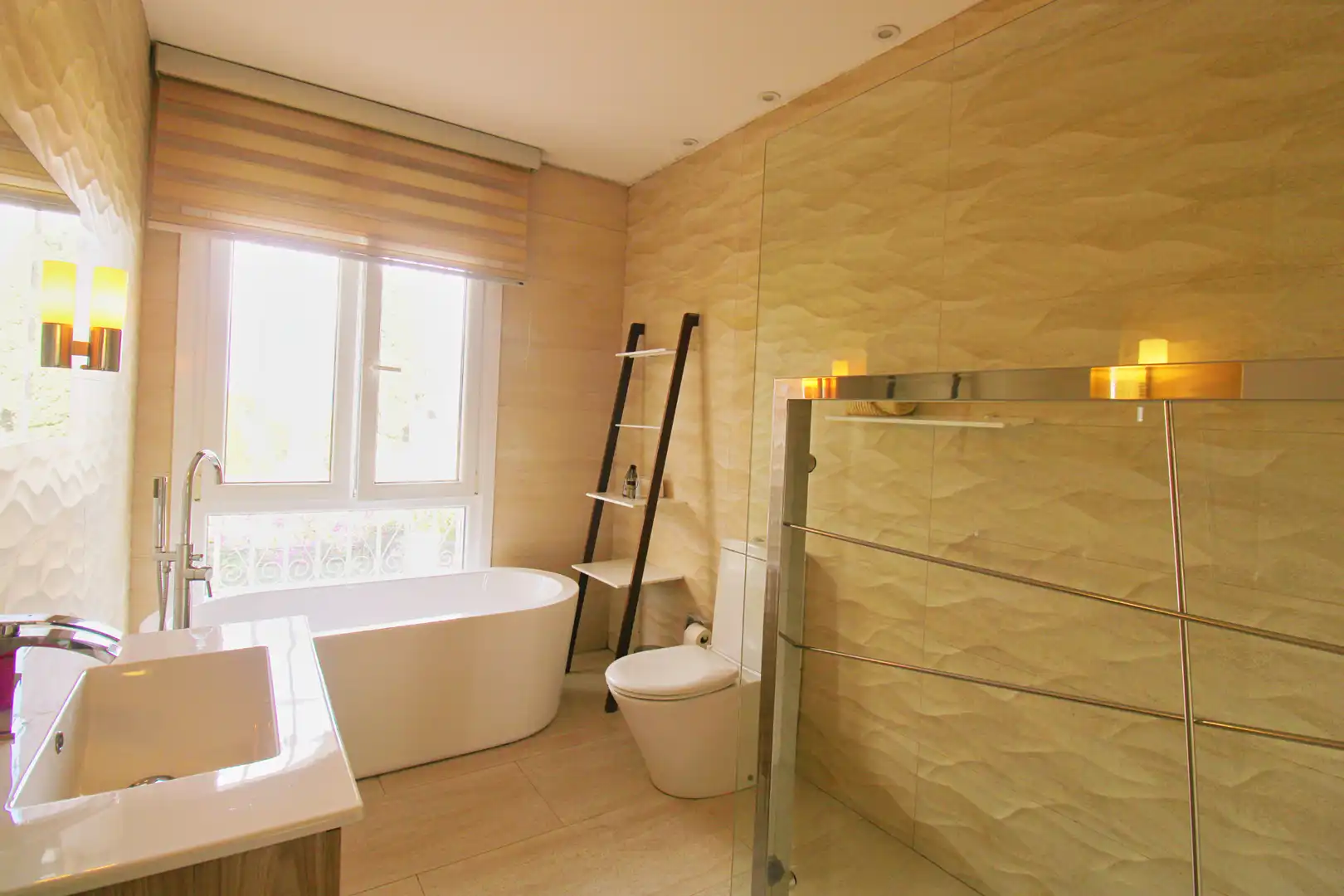 Bany de Casa o xalet en venda en Alhaurín de la Torre amb Aire condicionat, Jardí privat i Terrassa