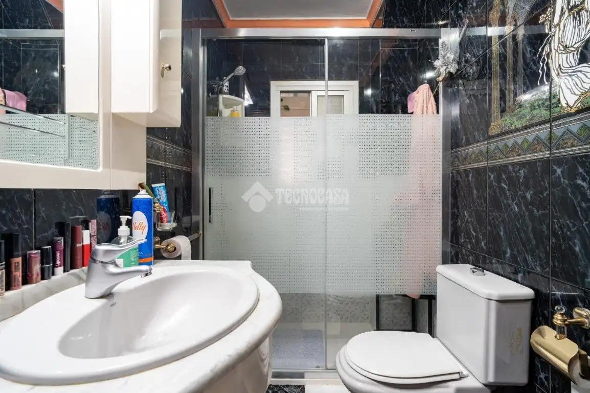 Bathroom of Flat for sale in Granada  with Air Conditioner, Heating and Terrace