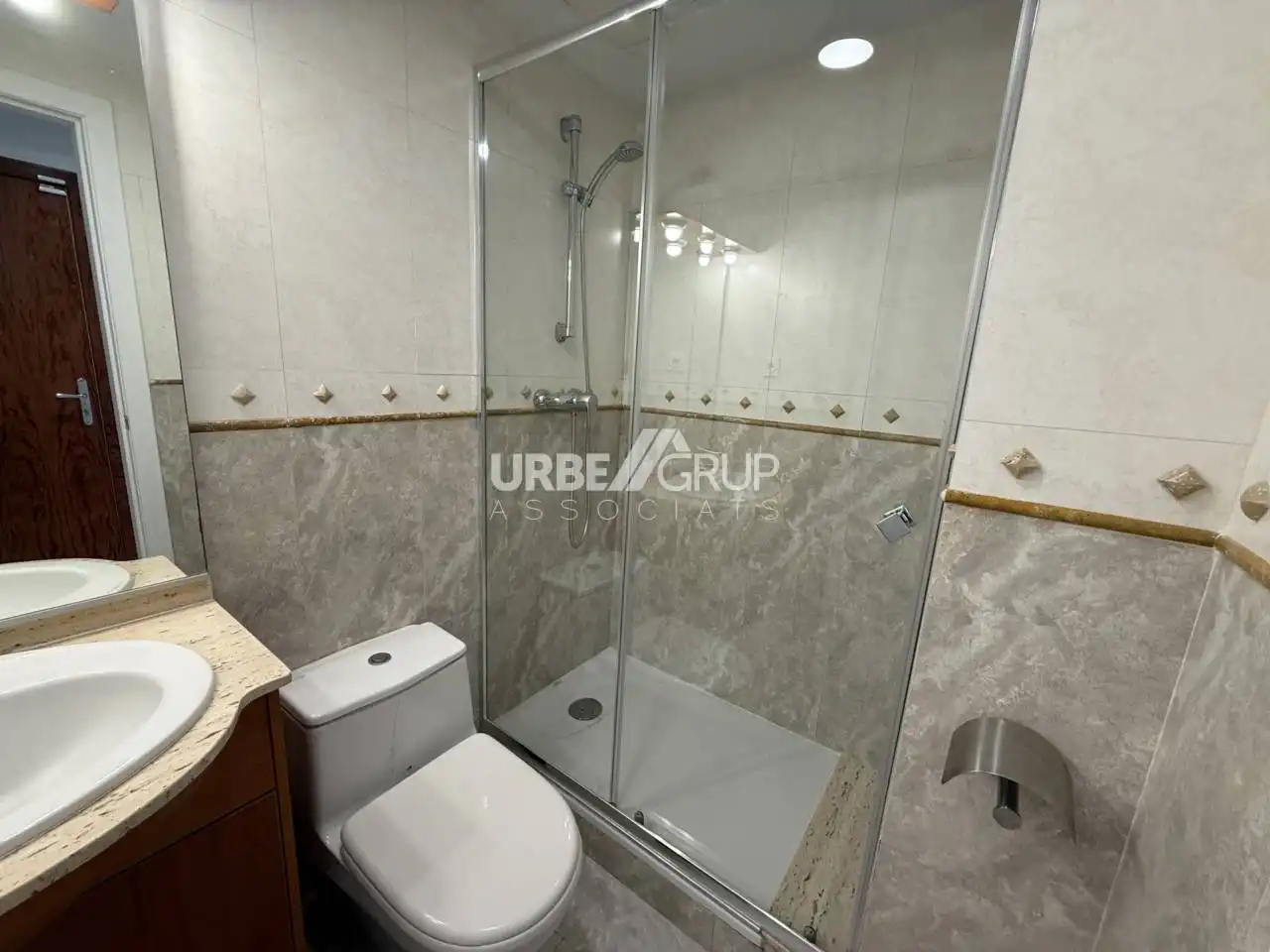 Baño de Dúplex de alquiler en Terrassa con Aire acondicionado, Calefacción y Terraza