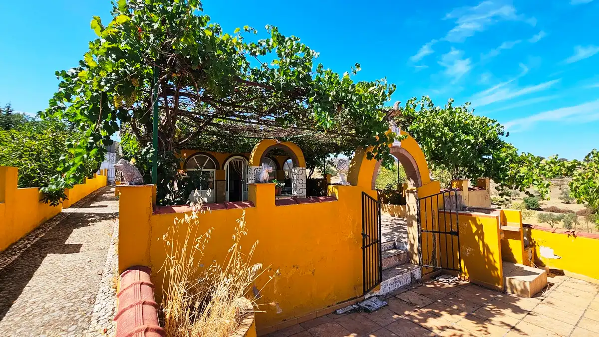 Vista exterior de Casa o xalet en venda en Cumbres Mayores amb Aire condicionat, Jardí privat i Terrassa