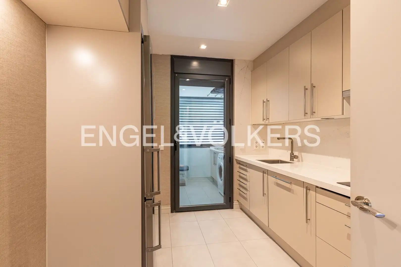 Cuina de Apartament de lloguer en Madrid amb Aire condicionat, Calefacció i Jardí privat
