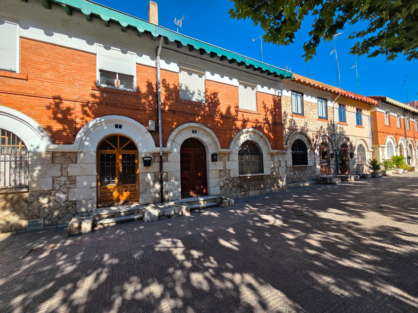 Vista exterior de Casa adosada en venda en Burgos Capital amb Jardí privat i Traster