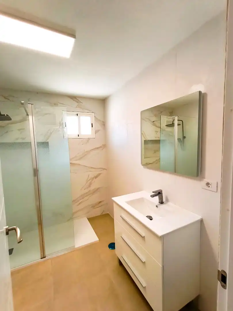 Baño de Piso en venta en Arico con Horno, Microondas y Balcón