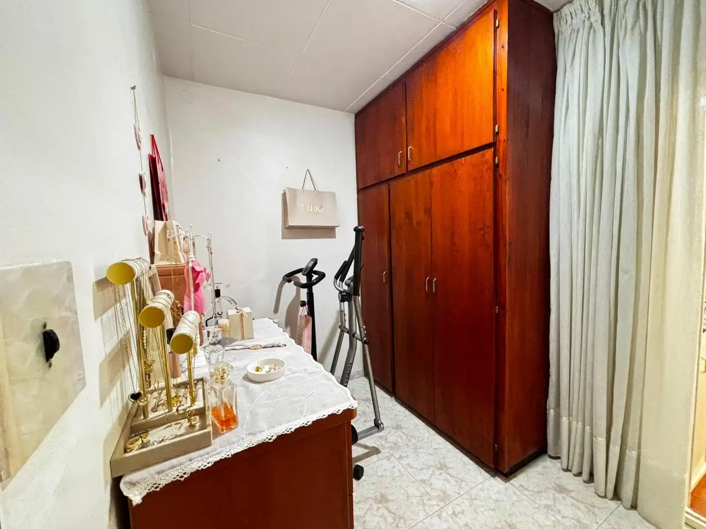 Habitación de Piso en venta en Sabadell con Aire acondicionado, Calefacción y Amueblado