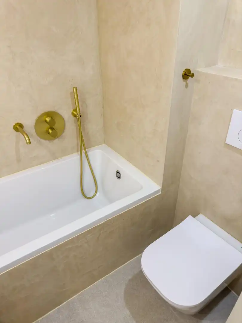Baño de Apartamento de alquiler en Estepona con Aire acondicionado, Terraza y Piscina