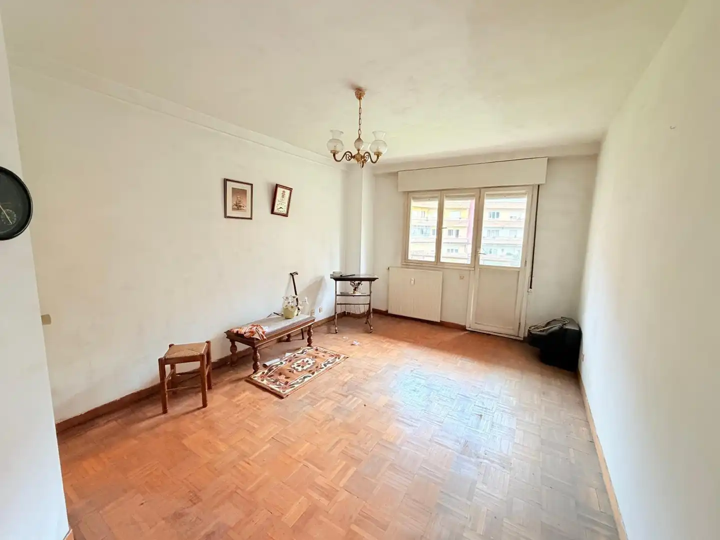 Sala d'estar de Pis en venda en Oviedo  amb Jardí privat, Terrassa i Balcó