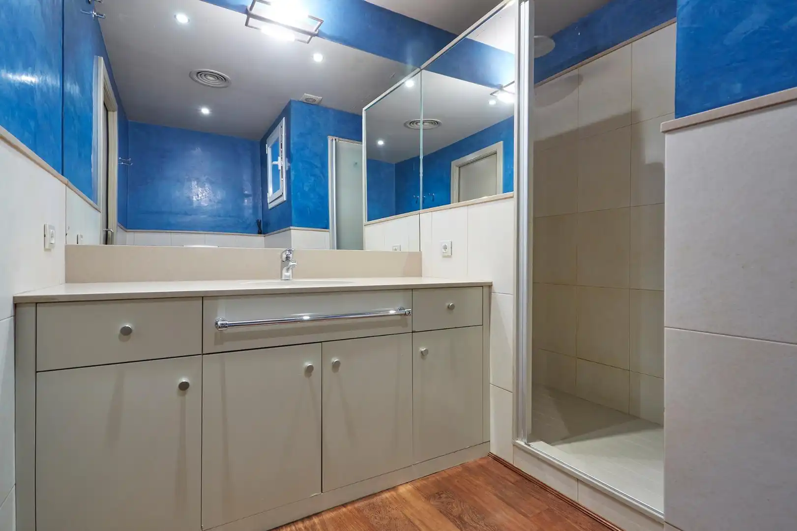 Badezimmer von Wohnung zur Miete in Barcelona mit Klimaanlage, Terrasse und Abstellraum
