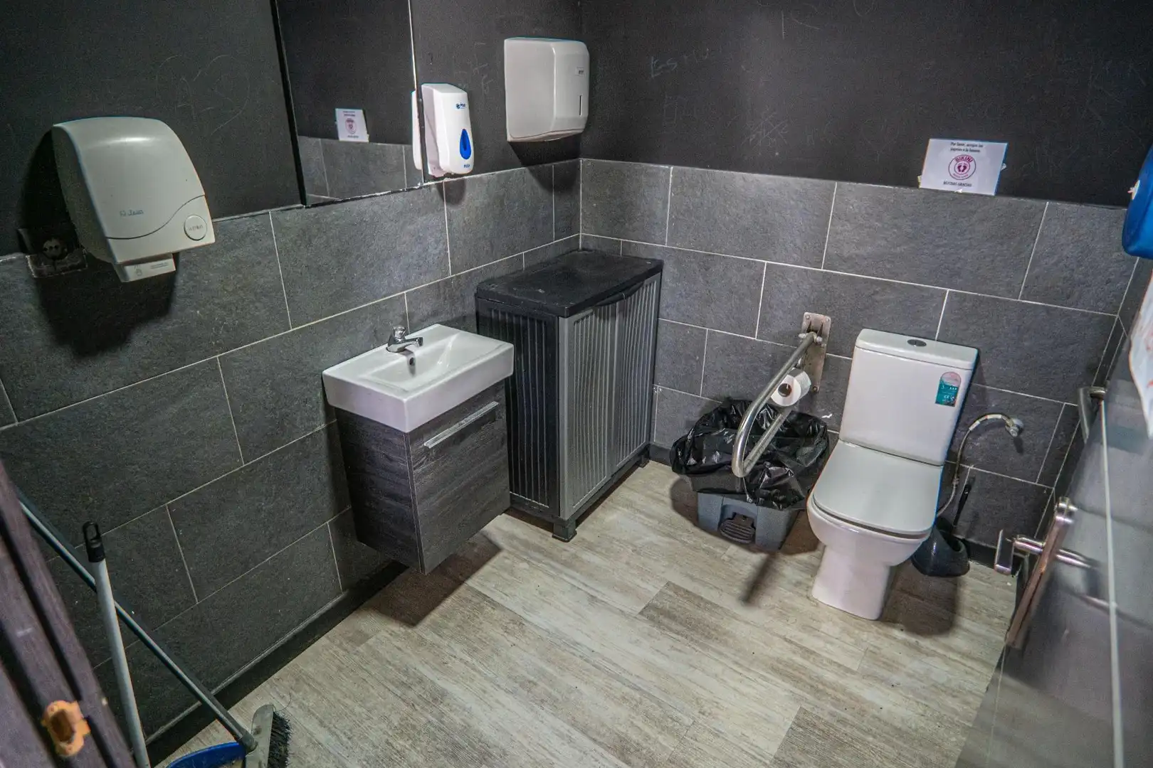 Bathroom of Commercial properties for transfer in Rincón de la Victoria  with Air Conditioner, Terrace and Furnished
