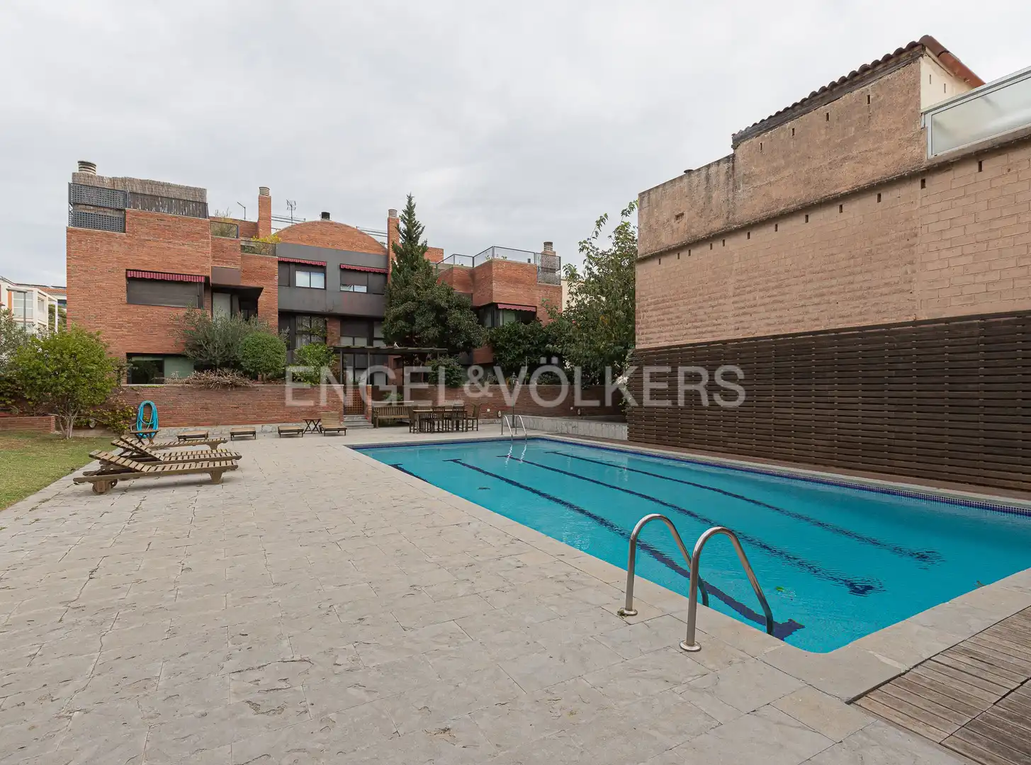 Piscina de Casa adosada de alquiler en Barcelona con Aire acondicionado, Calefacción y Jardín privado