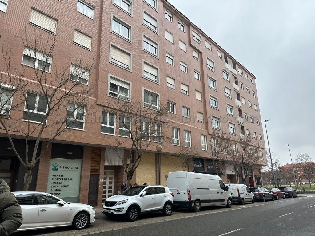 Vista exterior de Oficina en venda en  Logroño amb Aire condicionat i Calefacció