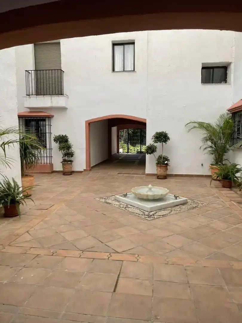 Erdgeschoss zur Miete in Marbella mit Klimaanlage und Schwimmbad