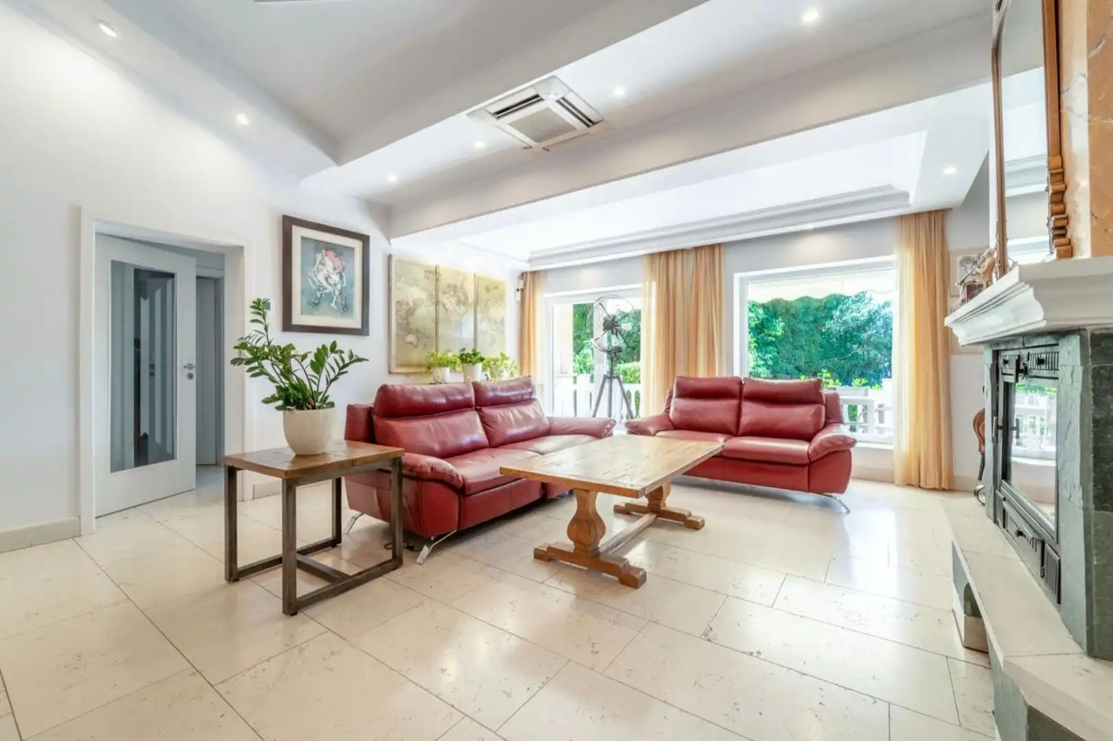 Sala de estar de Casa o chalet en venta en Marbella con Aire acondicionado, Calefacción y Jardín privado