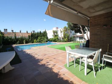 Detached house with balcony for sale in El Pedró