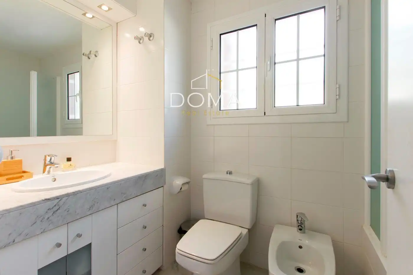 Baño de Casa adosada en venta en Esplugues de Llobregat con Aire acondicionado, Calefacción y Terraza