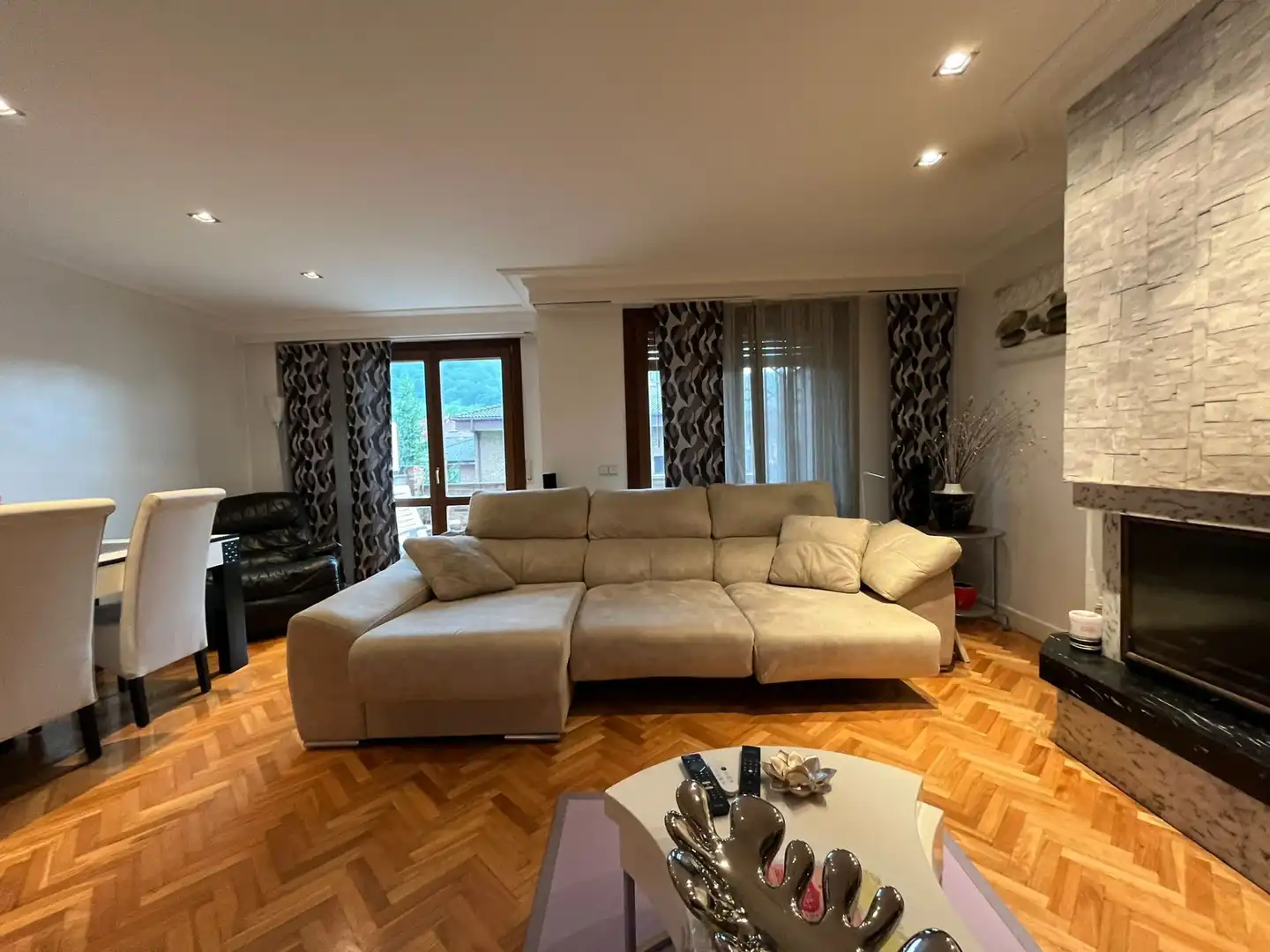 Sala de estar de Casa adosada en venta en Urnieta con Calefacción, Terraza y Trastero