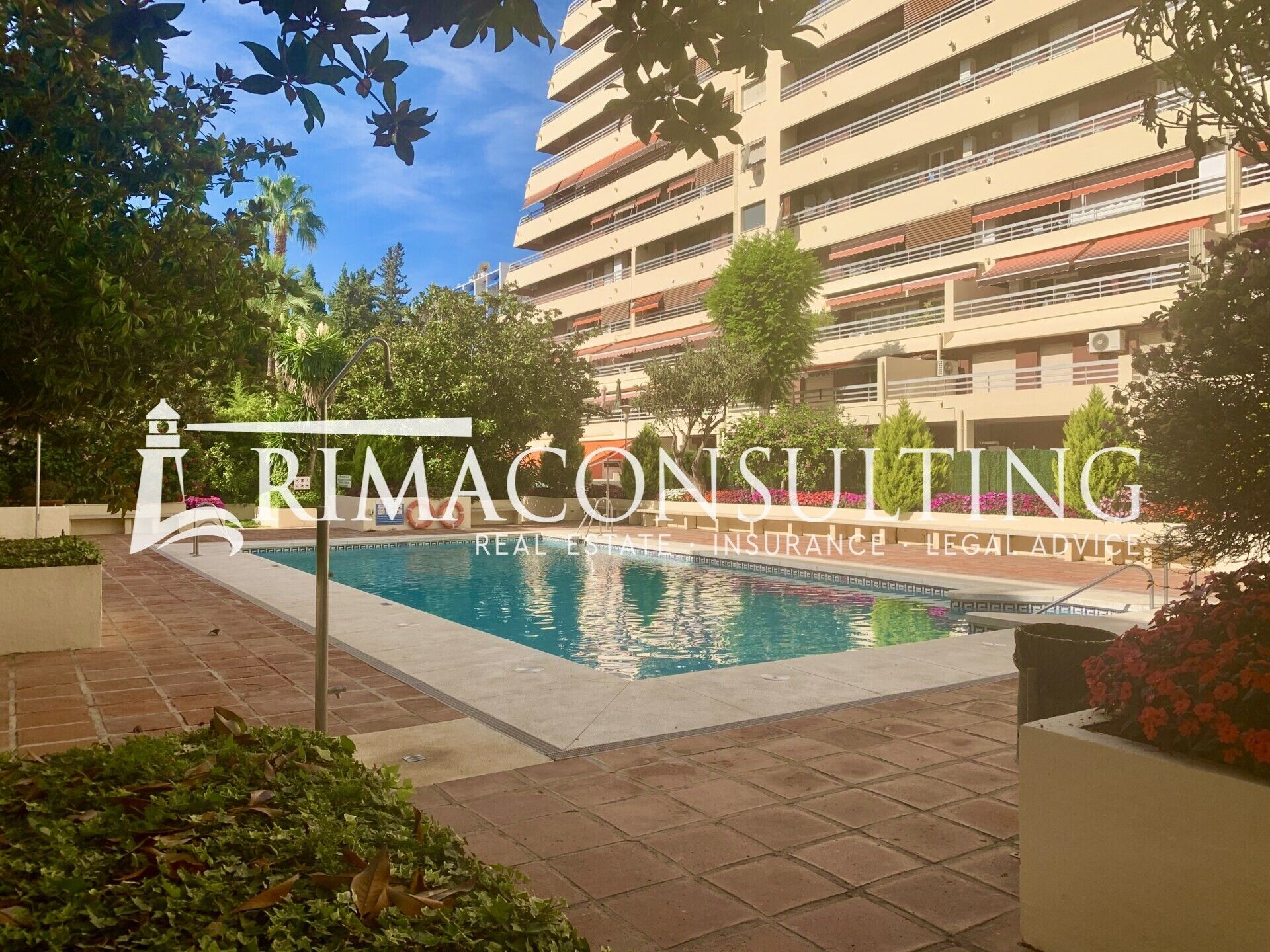Vista exterior de Planta baixa en venda en Marbella amb Aire condicionat, Jardí privat i Terrassa