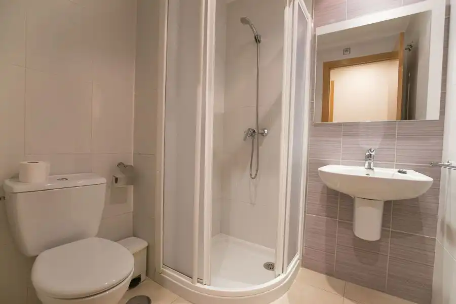 Bany de Apartament en venda en Alicante / Alacant amb Aire condicionat, Calefacció i Jardí privat