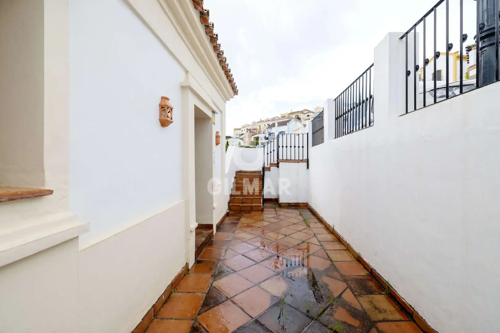 Vista exterior de Casa adosada en venta en Benahavís con Calefacción y Piscina