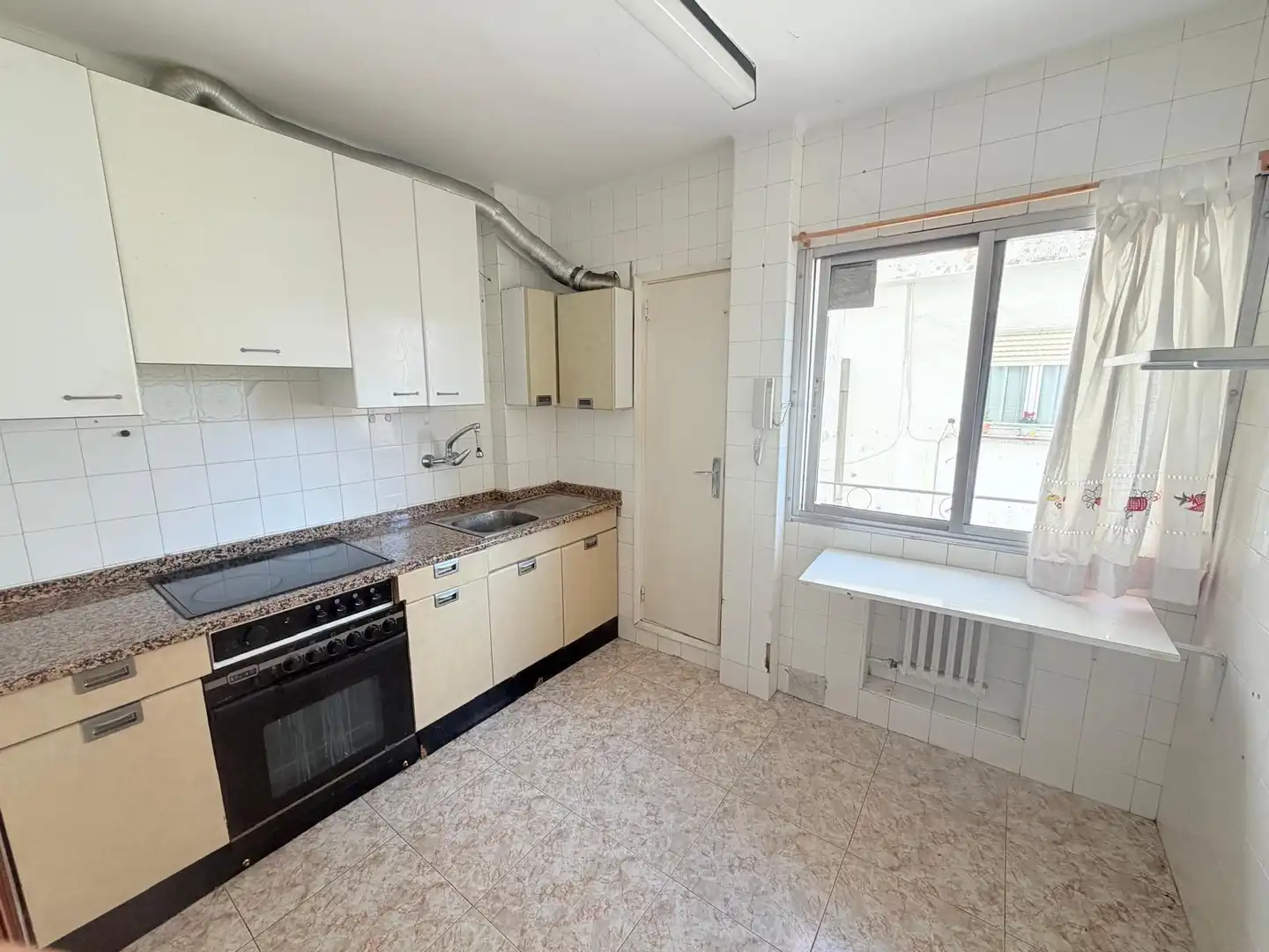 Cuina de Pis en venda en Oviedo  amb Calefacció