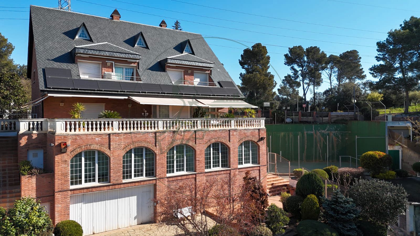 Vista exterior de Casa o xalet en venda en Sant Cugat del Vallès amb Aire condicionat, Calefacció i Jardí privat