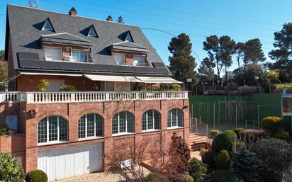 Vista exterior de Casa o xalet en venda en Sant Cugat del Vallès amb Aire condicionat, Calefacció i Jardí privat