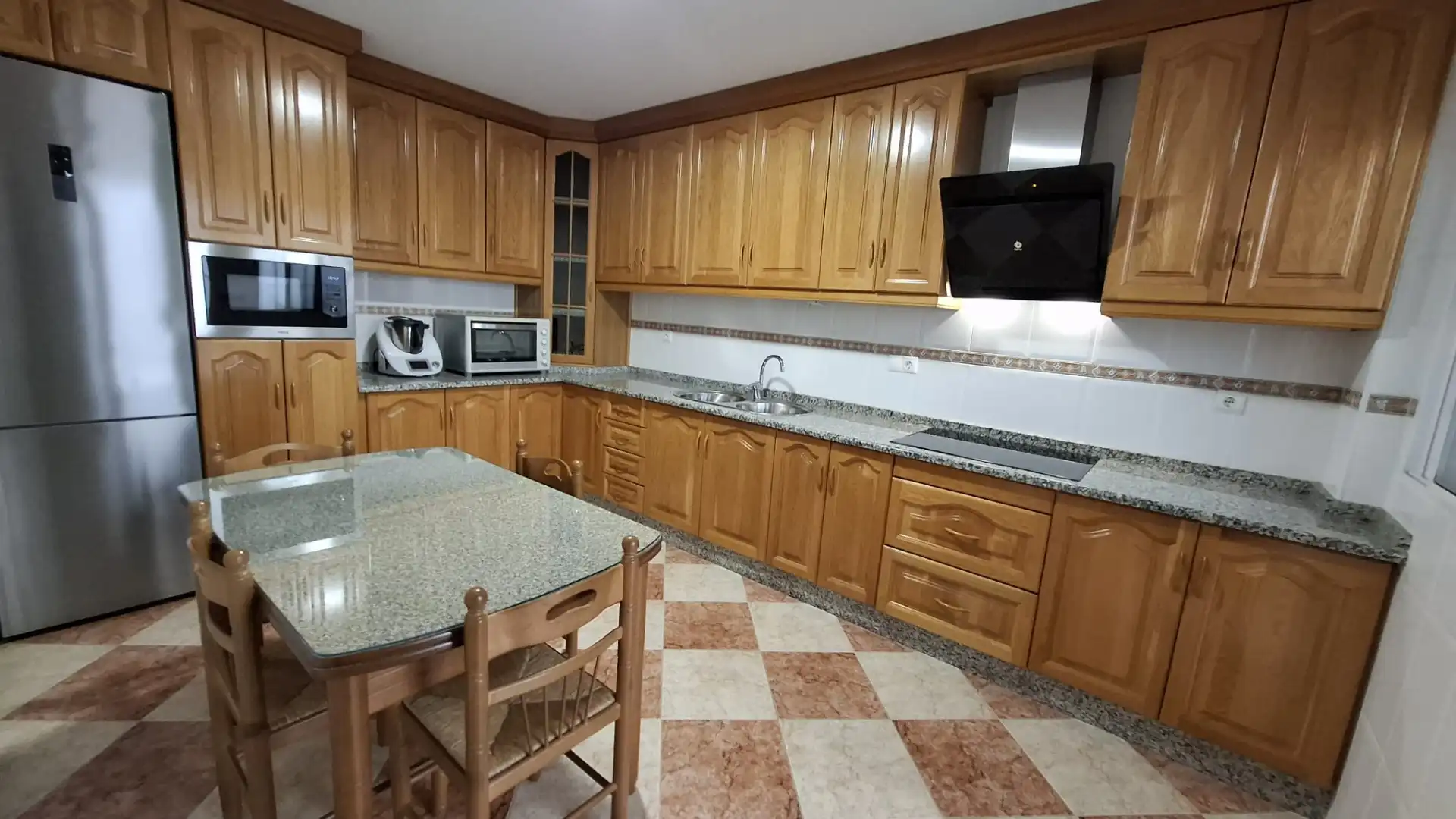 Cuina de Casa o xalet en venda en Motril amb Aire condicionat, Terrassa i Traster