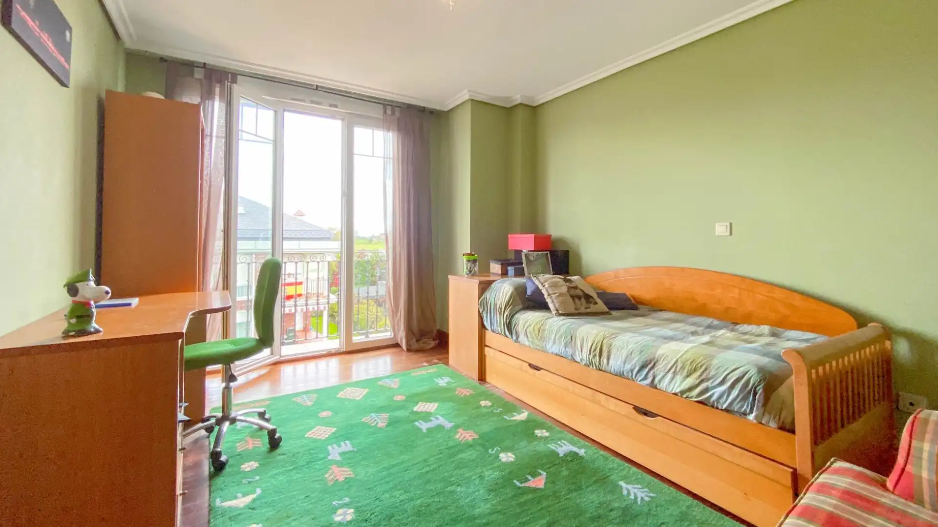 Habitación de Casa adosada en venta en Santa Cruz de Bezana con Calefacción, Jardín privado y Trastero