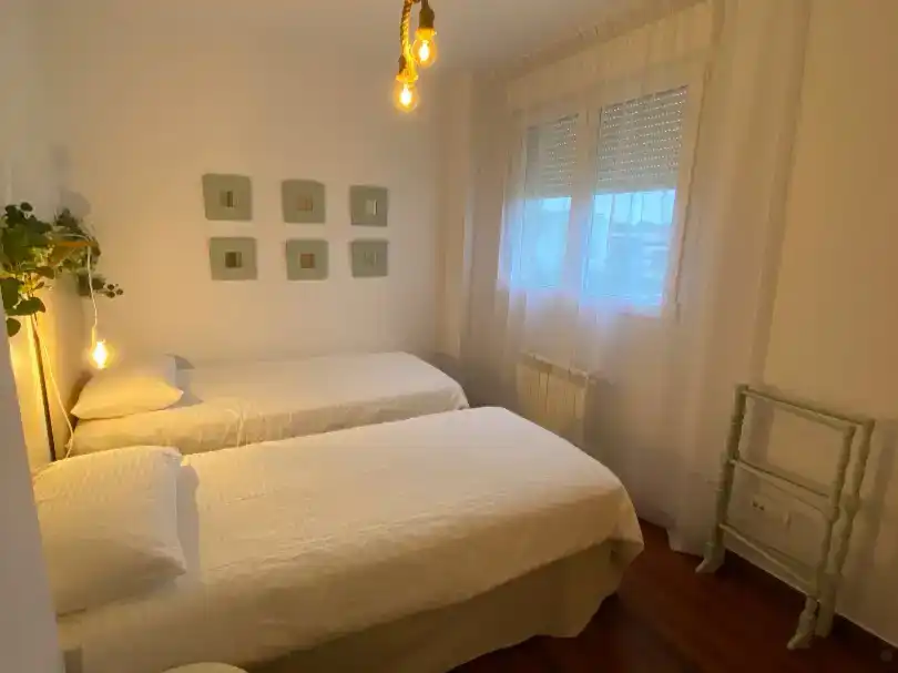 Schlafzimmer von Wohnung zur Miete in Suances mit Parkett, Schwimmbad und Möbliert